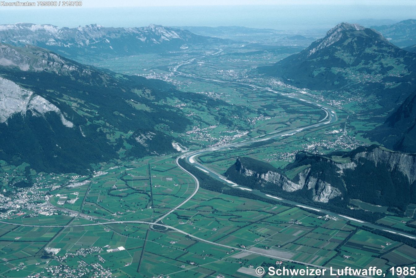 Gleiche Aufnahme wie Bild vorher, aber 1985 aufgenommen. - Liechtensteiner Rheintal, Blickrichtung N. Im Vordergrund rechts: Fläscherberg, Davor liegend: Balzers. Ganz links unten: Sargans mit Gonzen. Am ersten Rheinknie: Trübbach, daran anschliessend gegen N: Wartau und Sevelen. Erste Siedlung auf der rechten Rheinseite nach Balzers: Triesen, darüber Triesenberg.am Alpspitz / Gafleisental. Weiter rheinabwärts: Vaduz, Schaan, Bendern, Gamprin, Eschen.